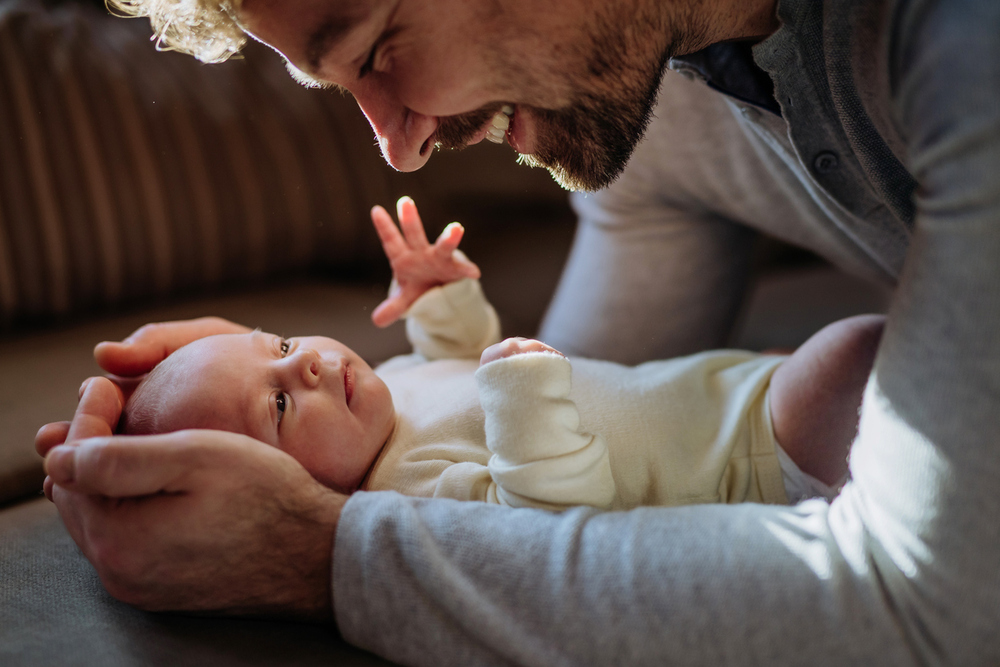 Baby und Vater / iStock/Halfpoint Baby und Vater