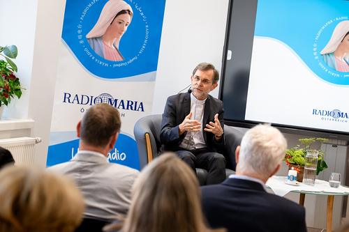 EB Grünwidl bei einer Livesendung Radio Maria