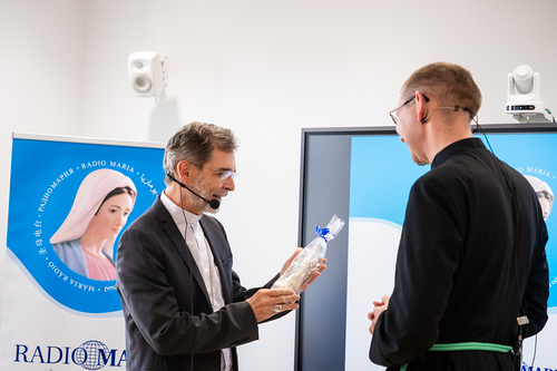 EB Grünwidl bei einer Livesendung Radio Maria