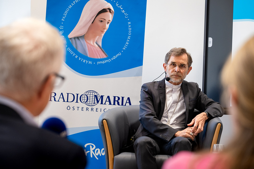 EB Grünwidl bei einer Livesendung Radio Maria