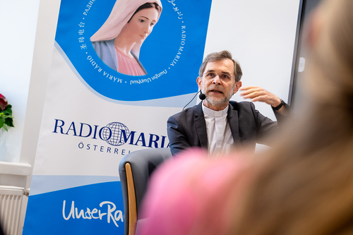 EB Grünwidl bei einer Livesendung Radio Maria