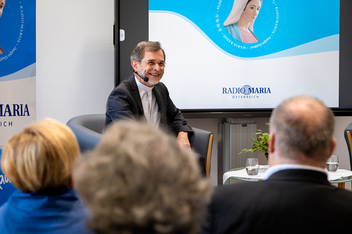 EB Grünwidl bei einer Livesendung Radio Maria