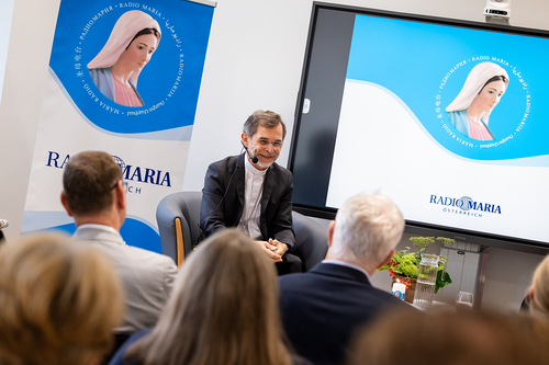 EB Grünwidl bei einer Livesendung Radio Maria