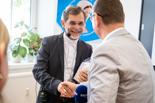 EB Grünwidl bei einer Livesendung Radio Maria