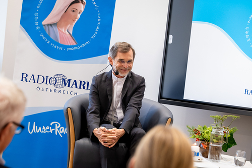 EB Grünwidl bei einer Livesendung Radio Maria